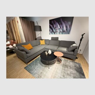 - Maße B/T ca. 270 x 220 cm - Bezug 3677/95 - Sitzkomfort soft  - ST: links 63 cm rechts 55 cm - SH: 43 cm - Seitenteil abklappbar - Gestell Chrom verstellbar - inklus. 2x Kopfkissen