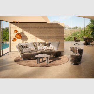 - Maße: ca. B 330 × T 220 x H  90 cm SH: ca. 41 cm - Bestehend aus: Recamiere Rechts + Sitz Anbauteil Links - Bezug Korpus: Hochflor Velours frappé - Bezug Rücken: 2x Arabesk greige 2x Velours moon dust - Fuß: Standard